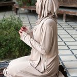 خواندن نماز با مانتو چه حکمی دارد ؟